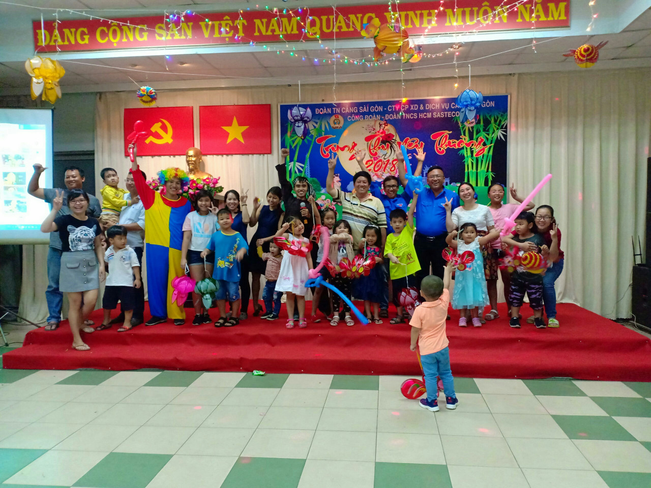 Chú hề thổi bong bóng tạo mẫu Chú hề thổi bong bóng tạo mẫu