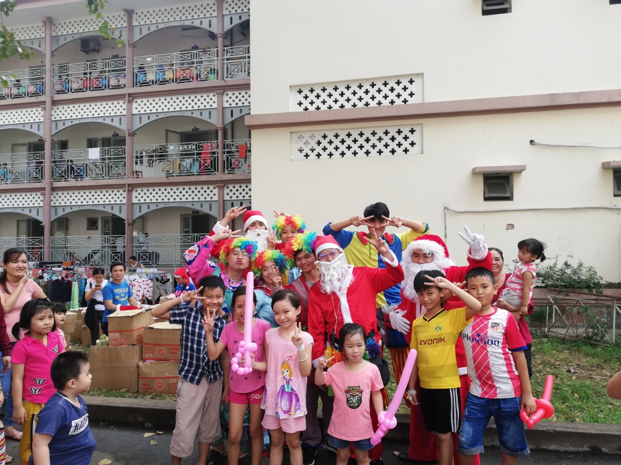 Chú hề thổi bong bóng Chú hề thổi bong bóng