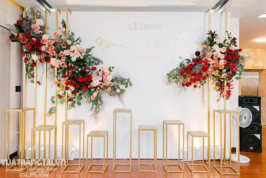 Với những Backdrop đám cưới hoa tươi tinh tế này, bức ảnh chắc chắn sẽ tạo ấn tượng với khách mời của bạn. Các bông hoa lấp lánh sắc màu lấp lánh sẽ tạo nên một không gian lãng mạn và đầy cảm hứng. Hãy chiêm ngưỡng chúng ngay bây giờ. 