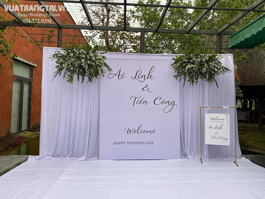 Trang trí đám cưới bằng hoa tươi kết hợp backdrop vải voan đẹp