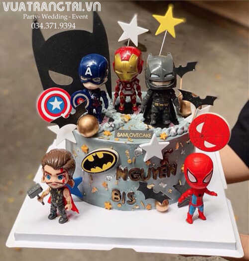Bánh kem sinh nhật bé trai chủ đề siêu anh hùng fondant 