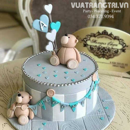 Bánh kem sinh nhật bé gấu cầm trái tim fondant 
