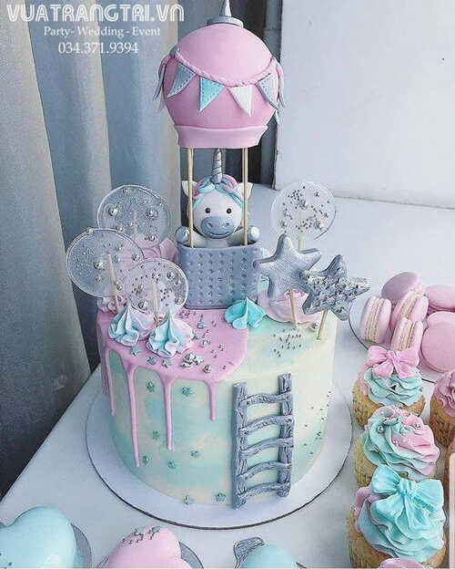 Bánh kem sinh nhật unicorn lái trên khinh khí cầu fondant 